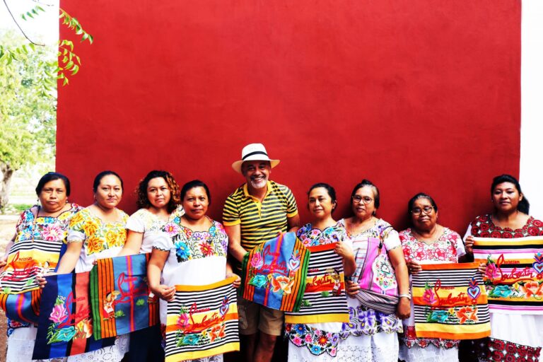 El diseñador Christian Louboutin trabajó con artesanas yucatecas para su próxima colección