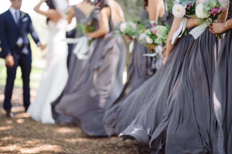 Cinco prendas que deberías evitar usar en una boda
