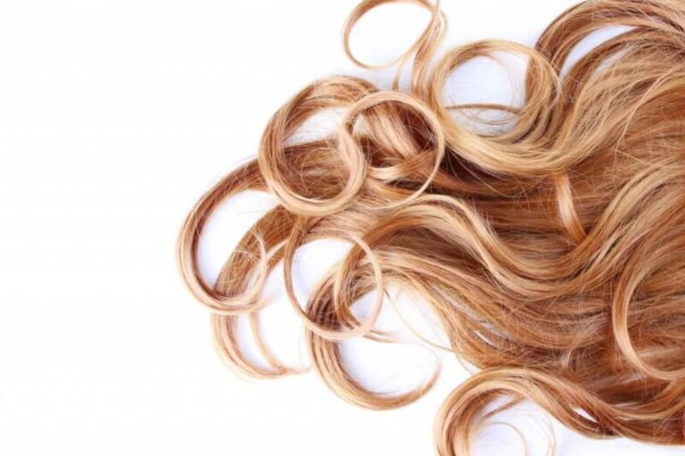 Cinco cosas que están arruinando tu cabello durante el baño