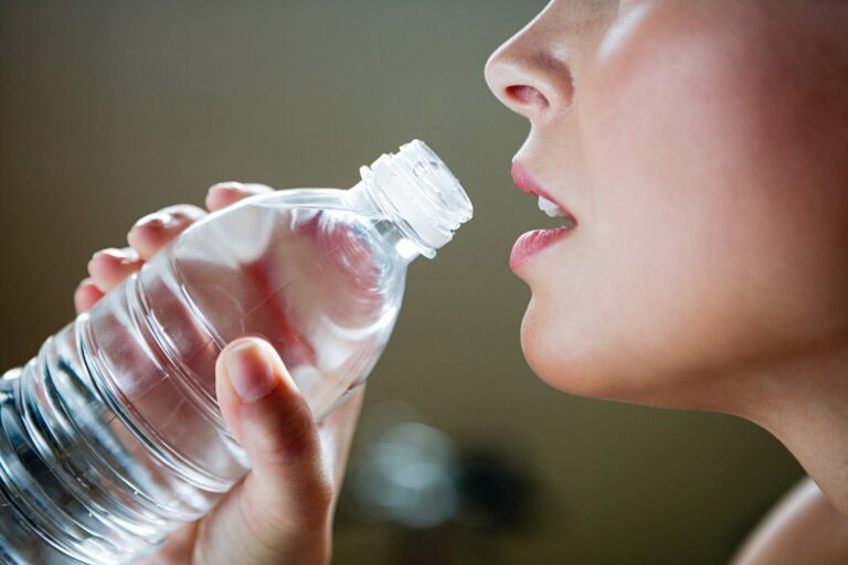 Reusar una botella de agua perjudica tu salud