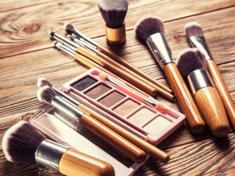 Cinco ingredientes de maquillaje que están dañando tu vista