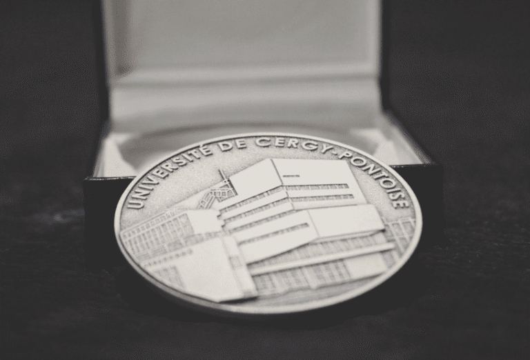 El chef Alejandro Fuentes recibe la medalla de honor de la Universidad de Gastronomía de Cergy-Pontoise