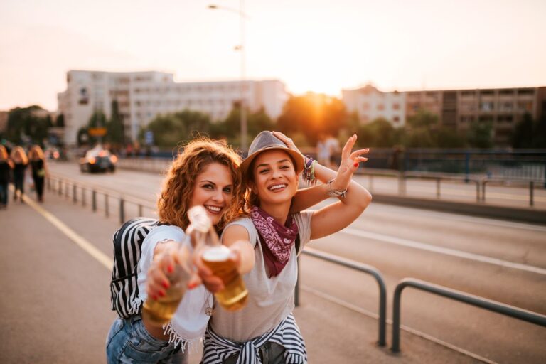 Jovenes al atardecer