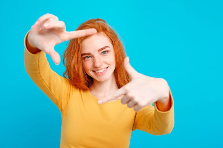 Mujer Sonriendo haciendo cuadro