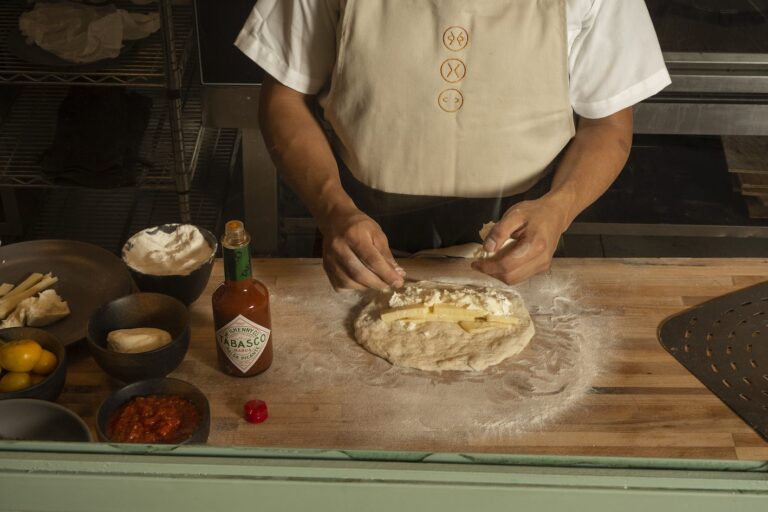 Pizza Frita de 4 quesos, un imperdible de Forte Bread & Coffee para disfrutar con tu pareja