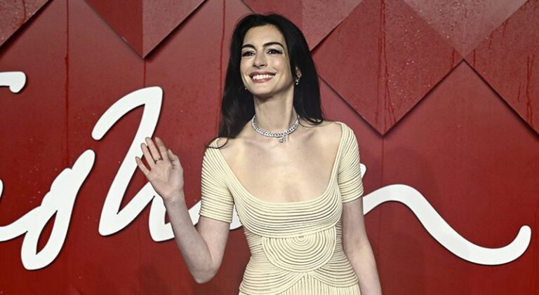 Anne Hathaway deslumbró en Bulgari durante los Fashion Awards 2023 en Londres, Reino Unido