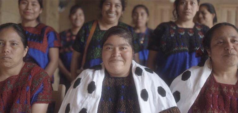 Aeroméxico presenta nueva colección de uniformes diseñados por Yakampot