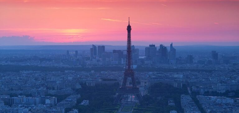 Bajo el Cielo Rosado de París