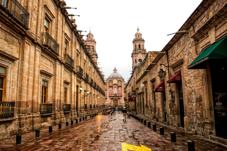El Pasaporte a la Esencia: Escapadas de Reconexión entre México y el Mundo