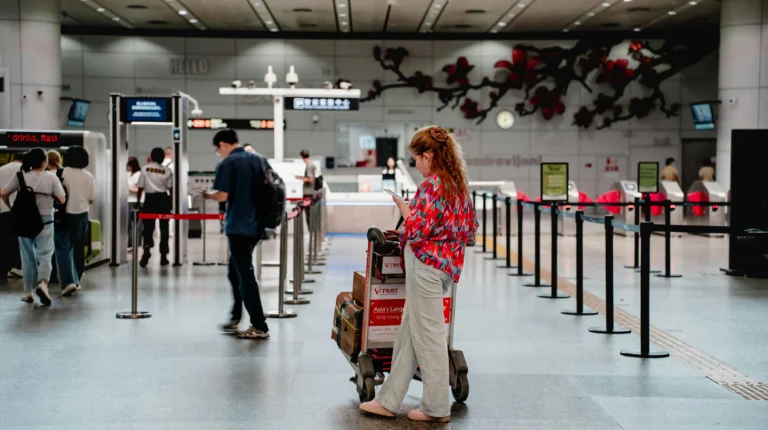 ¿Siempre te toca fila eterna? Así puedes pasar más rápido seguridad en el aeropuerto