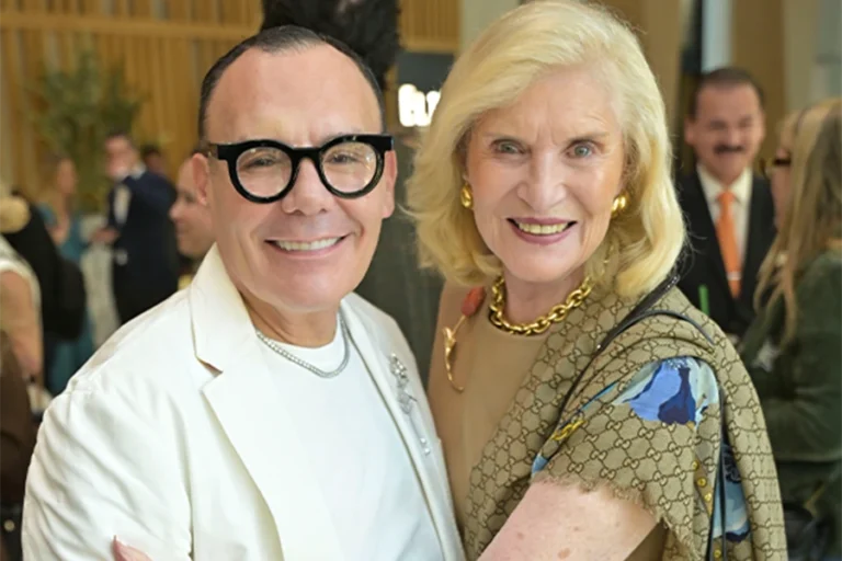 Daniel Espinosa en compañía de Viviana Corcuera en renovación de Boutique con causa.