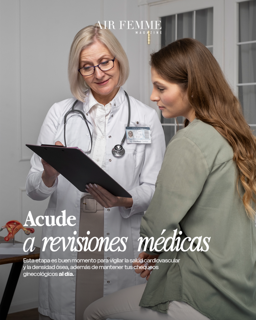 Mujer en revisión médica por síntomas de menopausia.