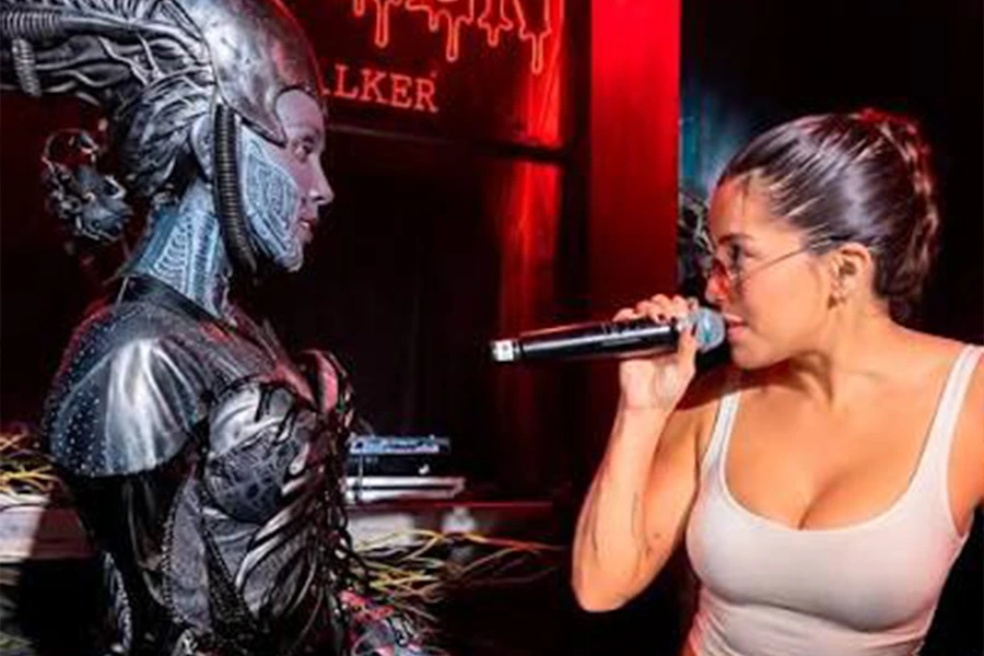 Belinda disfrazada de Xenomorfo con Lola Índigo